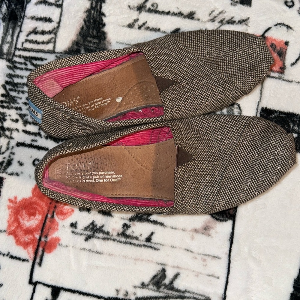 BROWN/TAN TOMS W/GOLD THREAD SZ 9